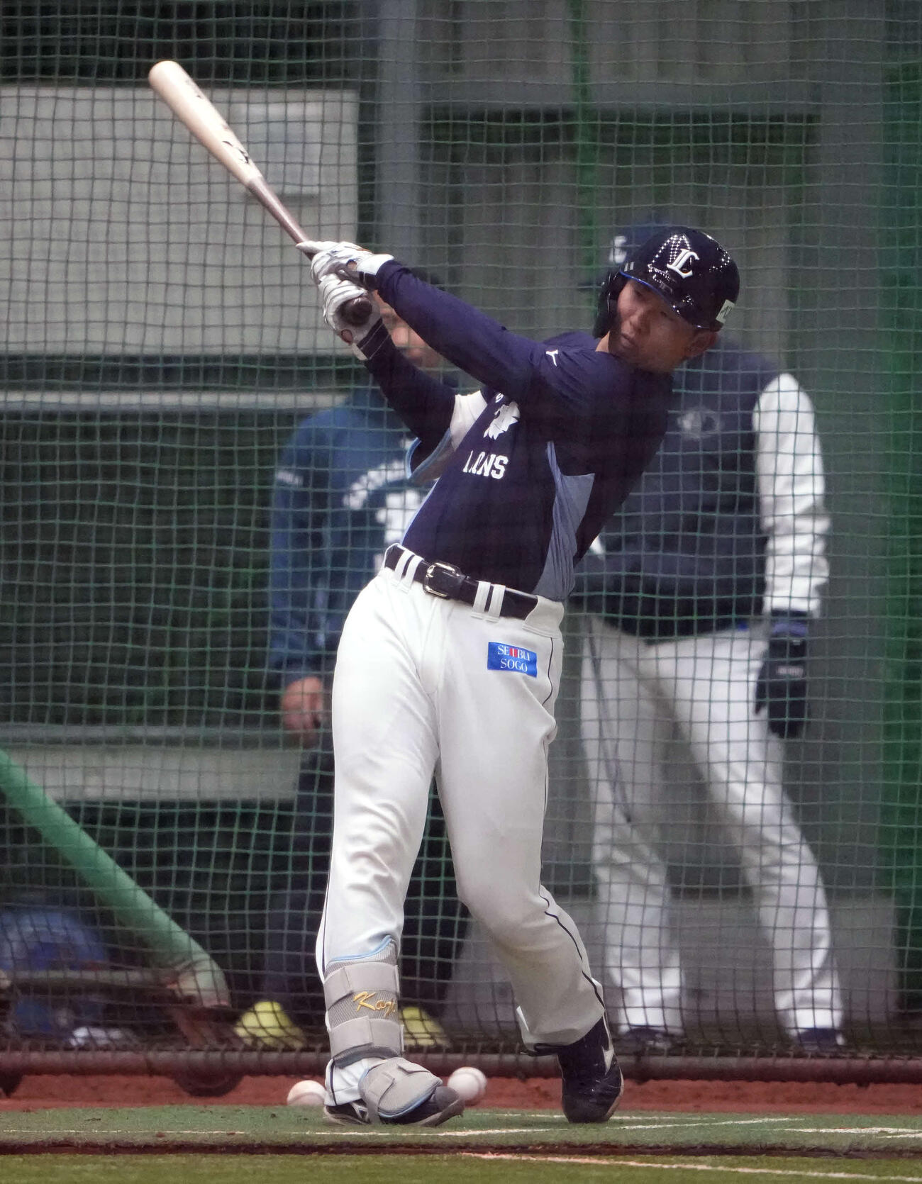 打撃練習をする西武小島（撮影・小島史椰）