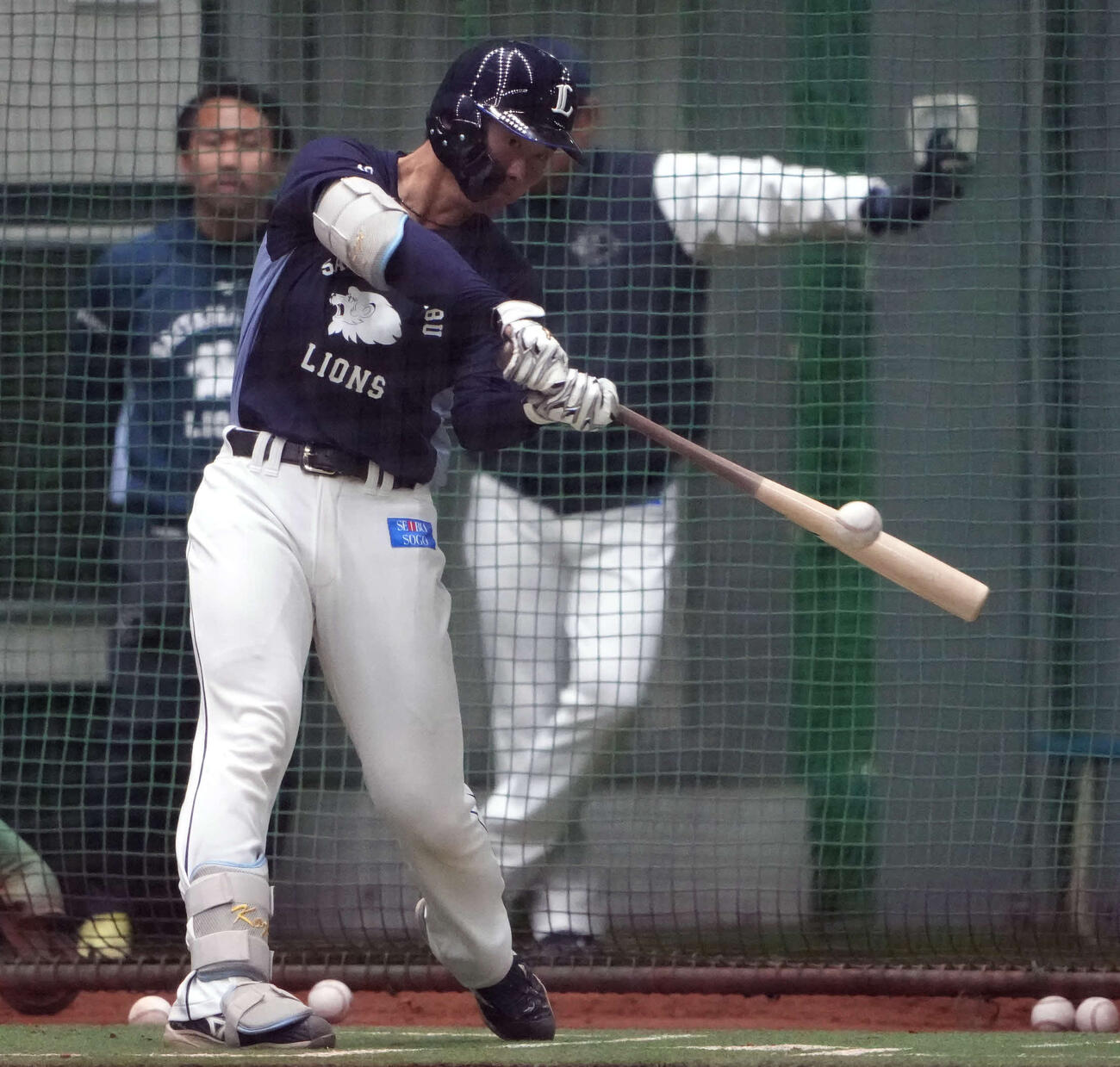打撃練習をする西武小島（撮影・小島史椰）