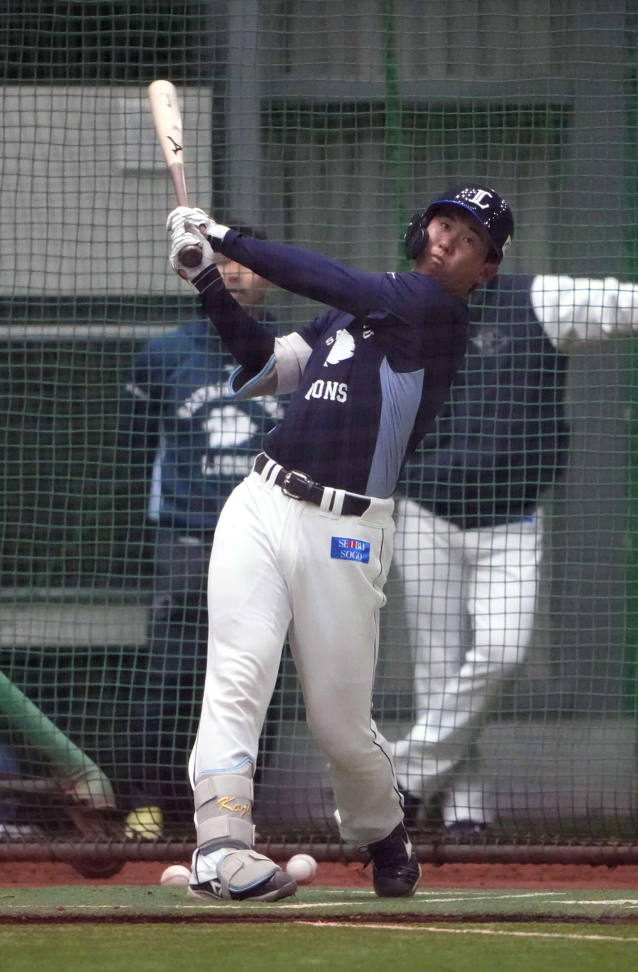 打撃練習をする西武小島（撮影・小島史椰）