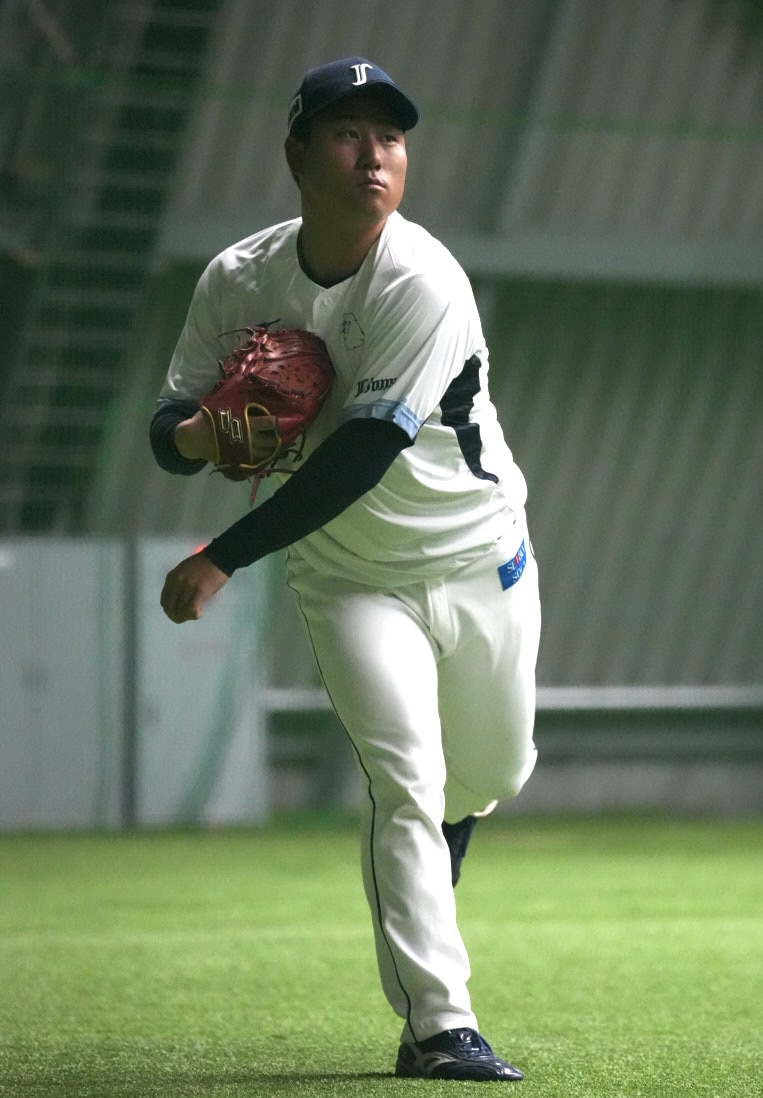 キャッチボールをする西武岩城（撮影・小島史椰）