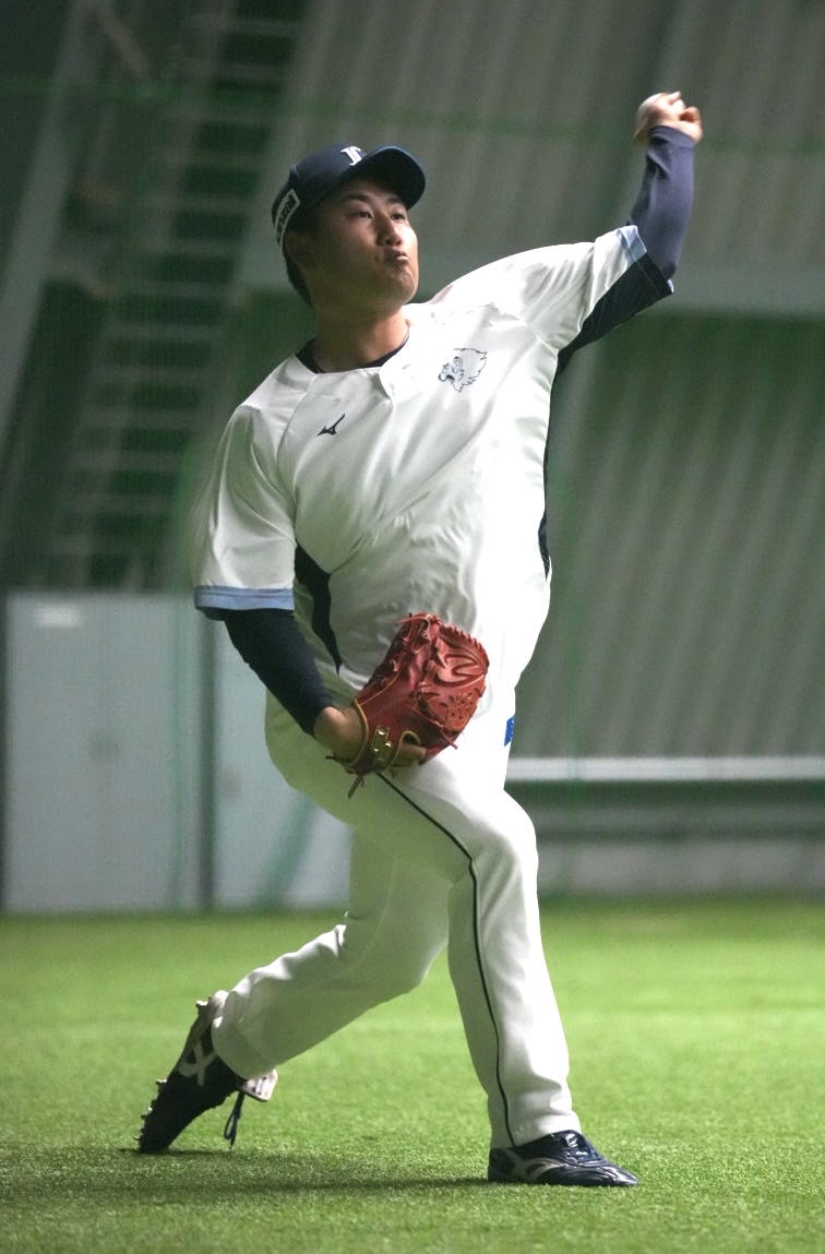 キャッチボールをする西武岩城（撮影・小島史椰）