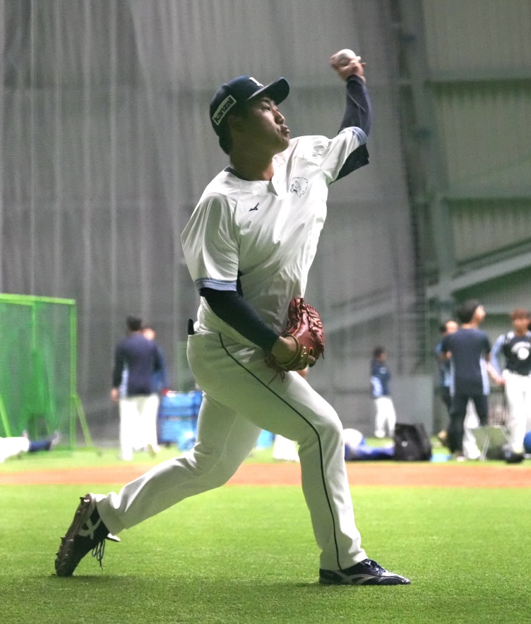 キャッチボールをする西武岩城（撮影・小島史椰）