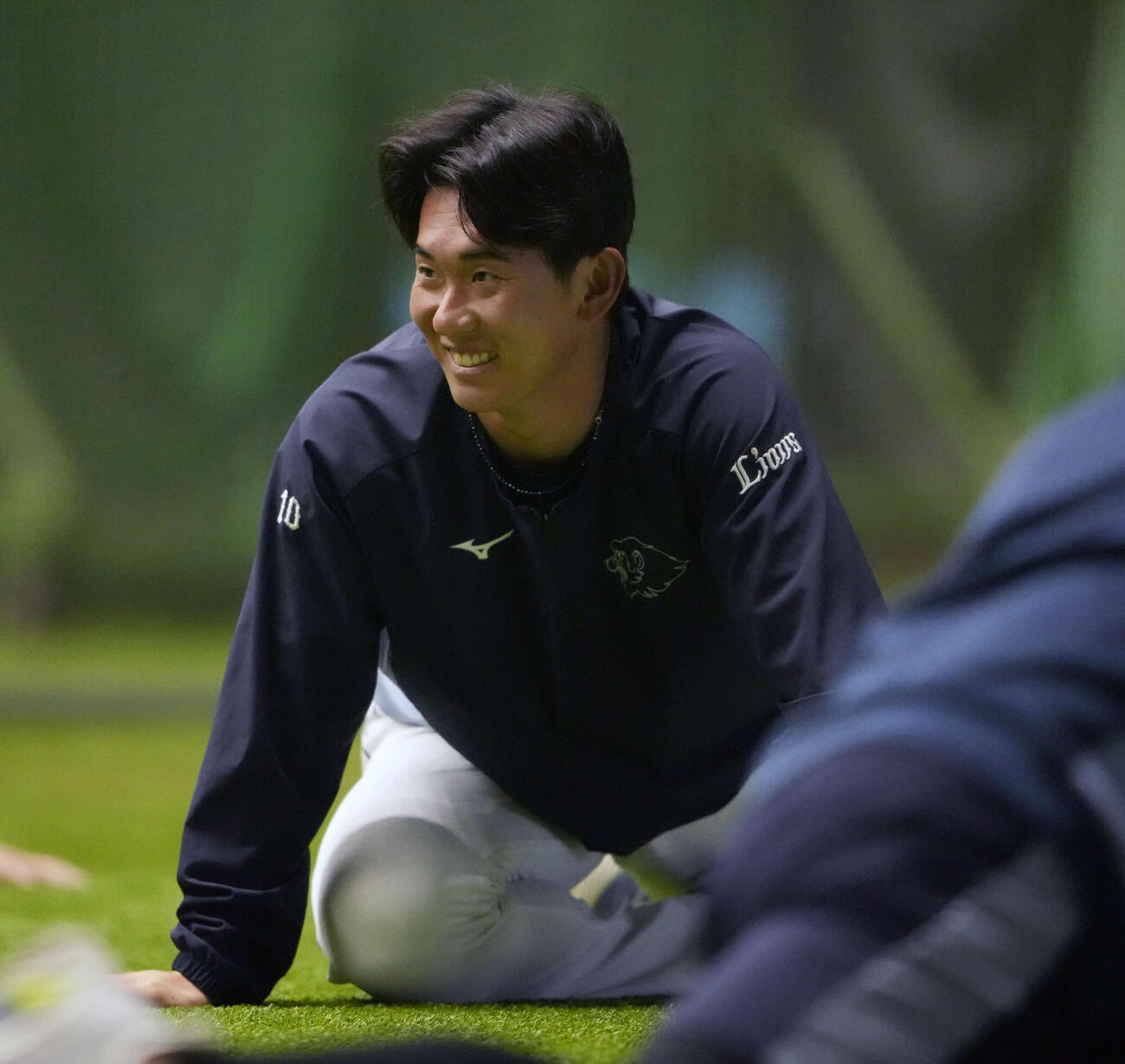 ストレッチをする西武小島（撮影・小島史椰）