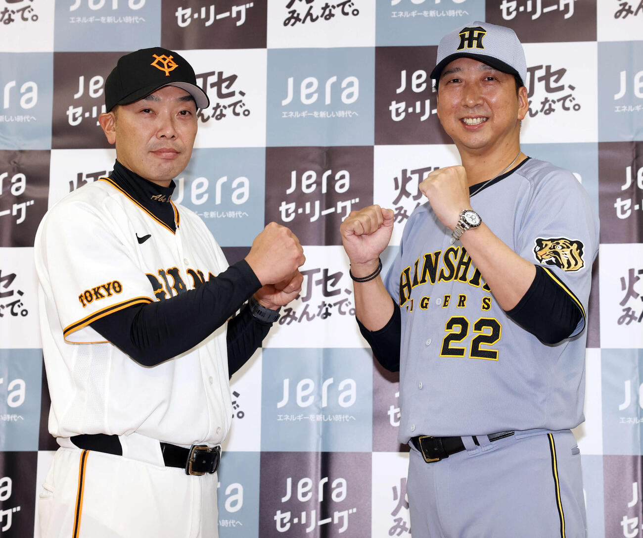 会見でガッツポーズする巨人阿部監督（左）と阪神藤川監督（撮影・浅見桂子）