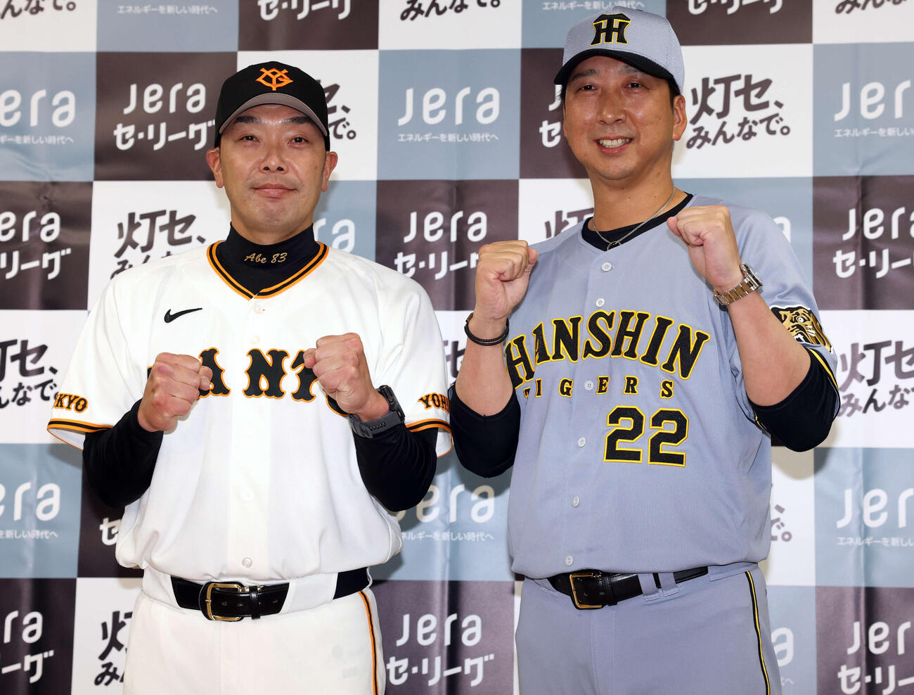 会見でガッツポーズする巨人阿部監督（左）と阪神藤川監督（撮影・浅見桂子）