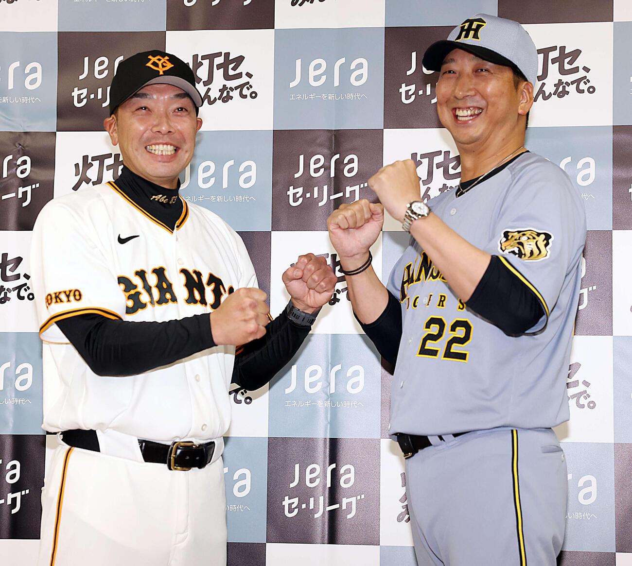 会見でガッツポーズする巨人阿部監督（左）と阪神藤川監督（撮影・浅見桂子）
