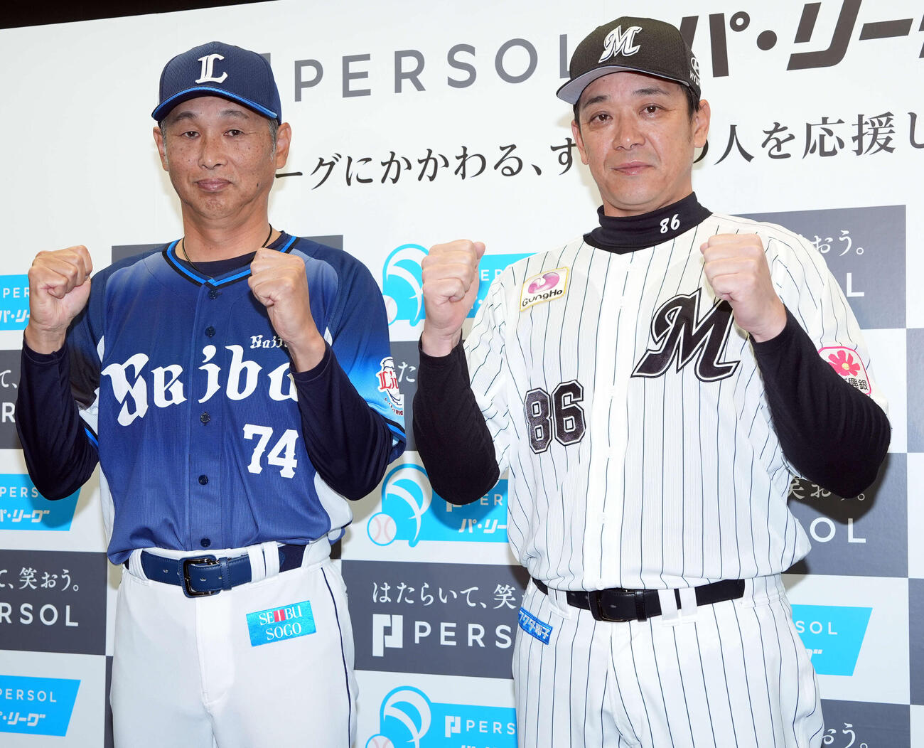 開幕前日記者会見を行った西武西口監督（左）とロッテサブロー監督（撮影・小島史椰）