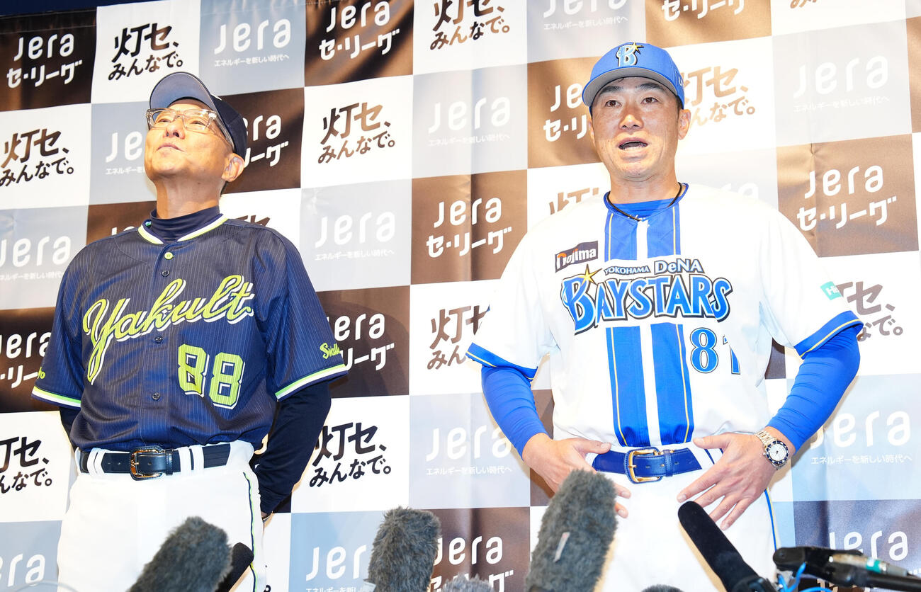 前日会見で質問に答えるDeNA相川監督。左はヤクルト池山監督（撮影・鈴木みどり）