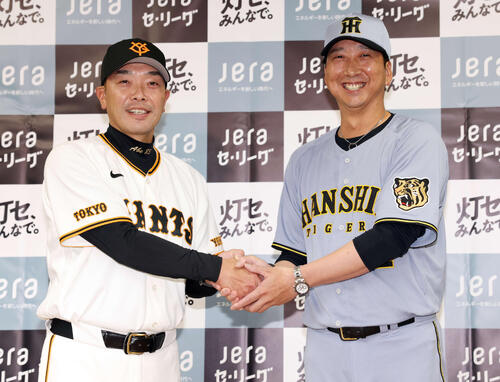 会見で笑顔で握手する巨人阿部監督（左）と阪神藤川監督（撮影・浅見桂子）