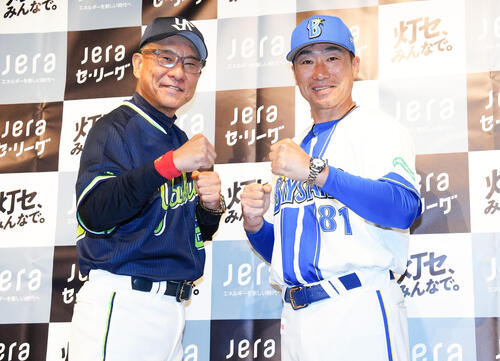 前日会見でポーズをとるヤクルト池山監督（左）とDeNA相川監督（撮影・鈴木みどり）