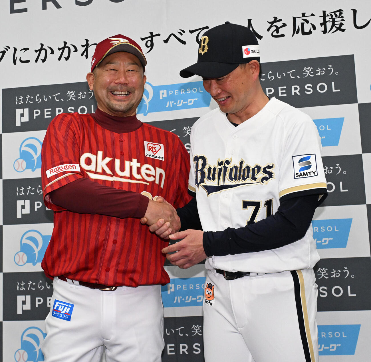 監督会見後、笑顔で握手を交わす楽天三木監督（左）とオリックス岸田監督（撮影・和賀正仁）