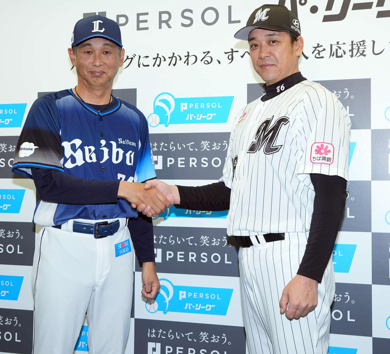 開幕前日記者会見を行い握手する西武西口監督（左）とロッテサブロー監督（撮影・小島史椰）