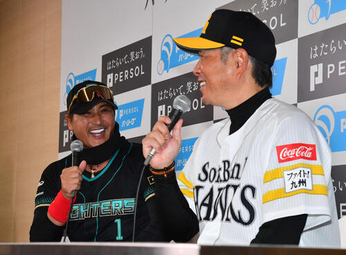 和やかな雰囲気で開幕前日会見を行った日本ハム新庄監督(左)とソフトバンク小久保監督(撮影・岩下翔太)