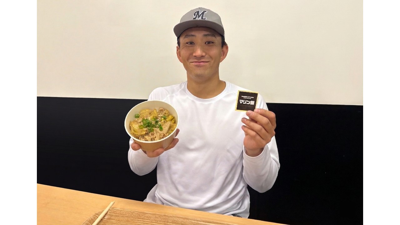 豚の山賊焼き丼とオリジナルステッカーを持つ小島（球団提供）