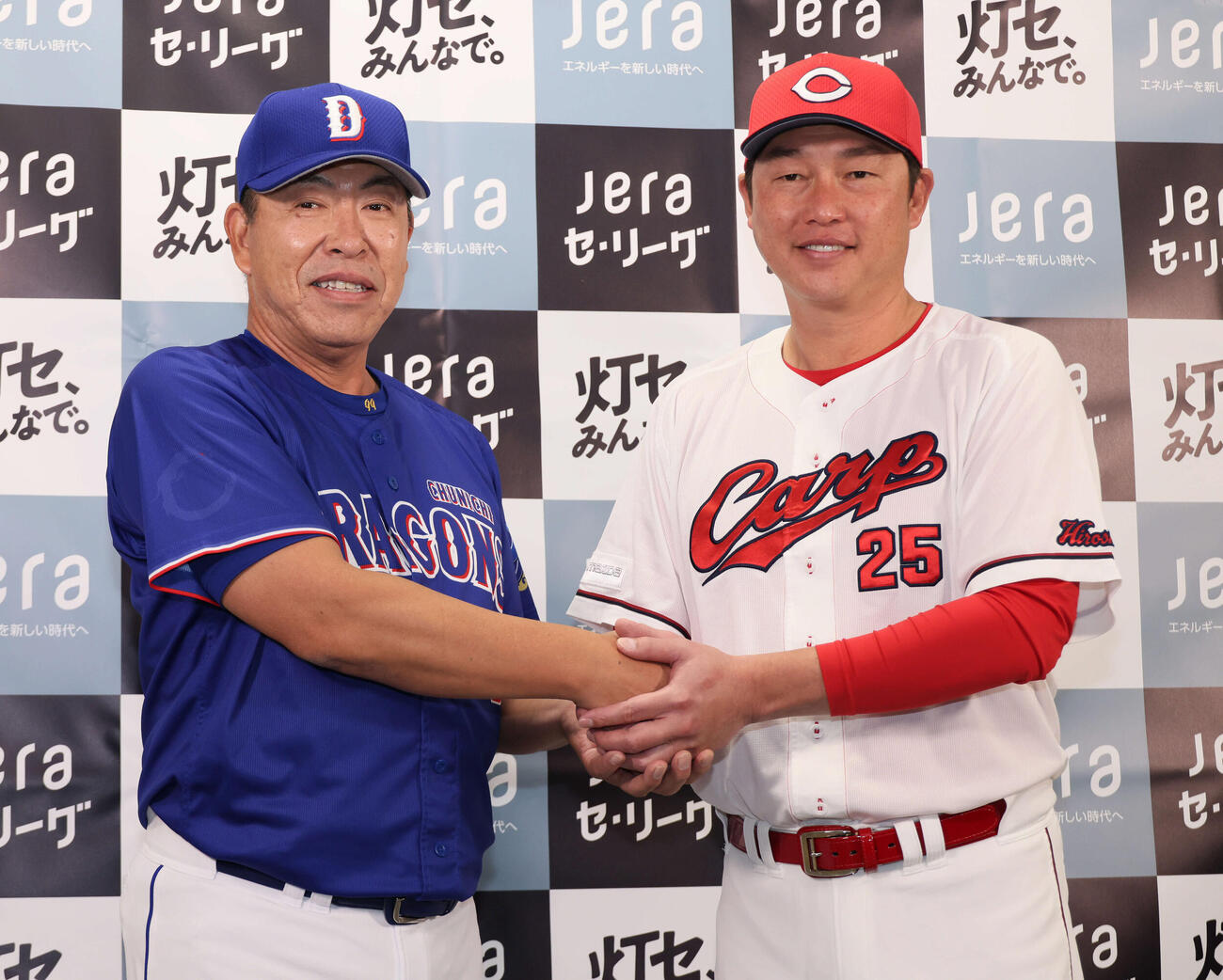 開幕前日会見で、握手する中日井上監督（左）と広島新井監督（撮影・加藤孝規）