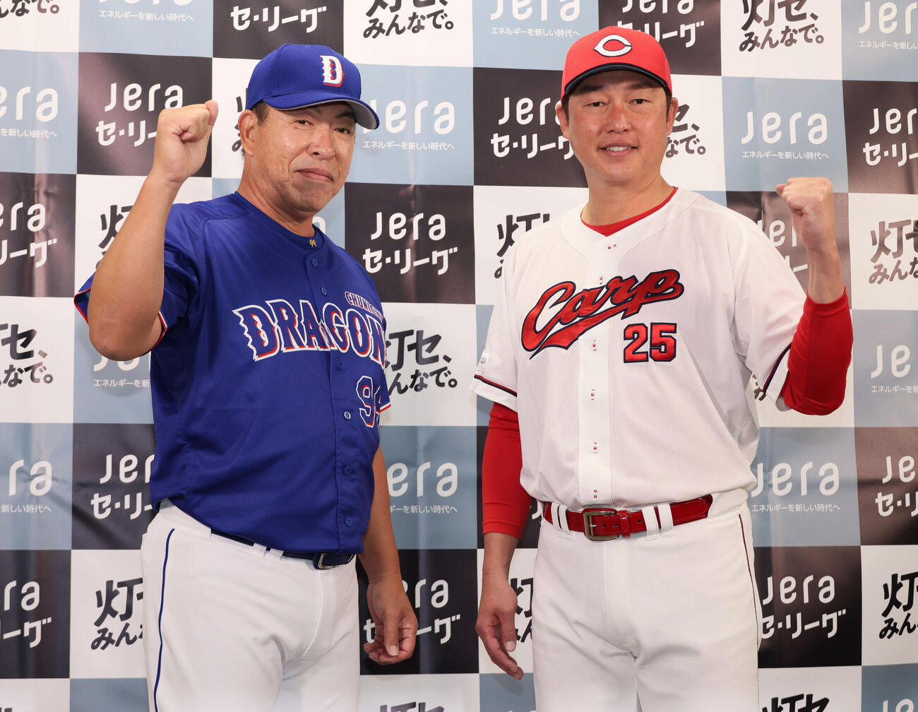 開幕前日共同記者会見で、ガッツポーズをする中日井上監督（左）と広島新井監督（撮影・加藤孝規）