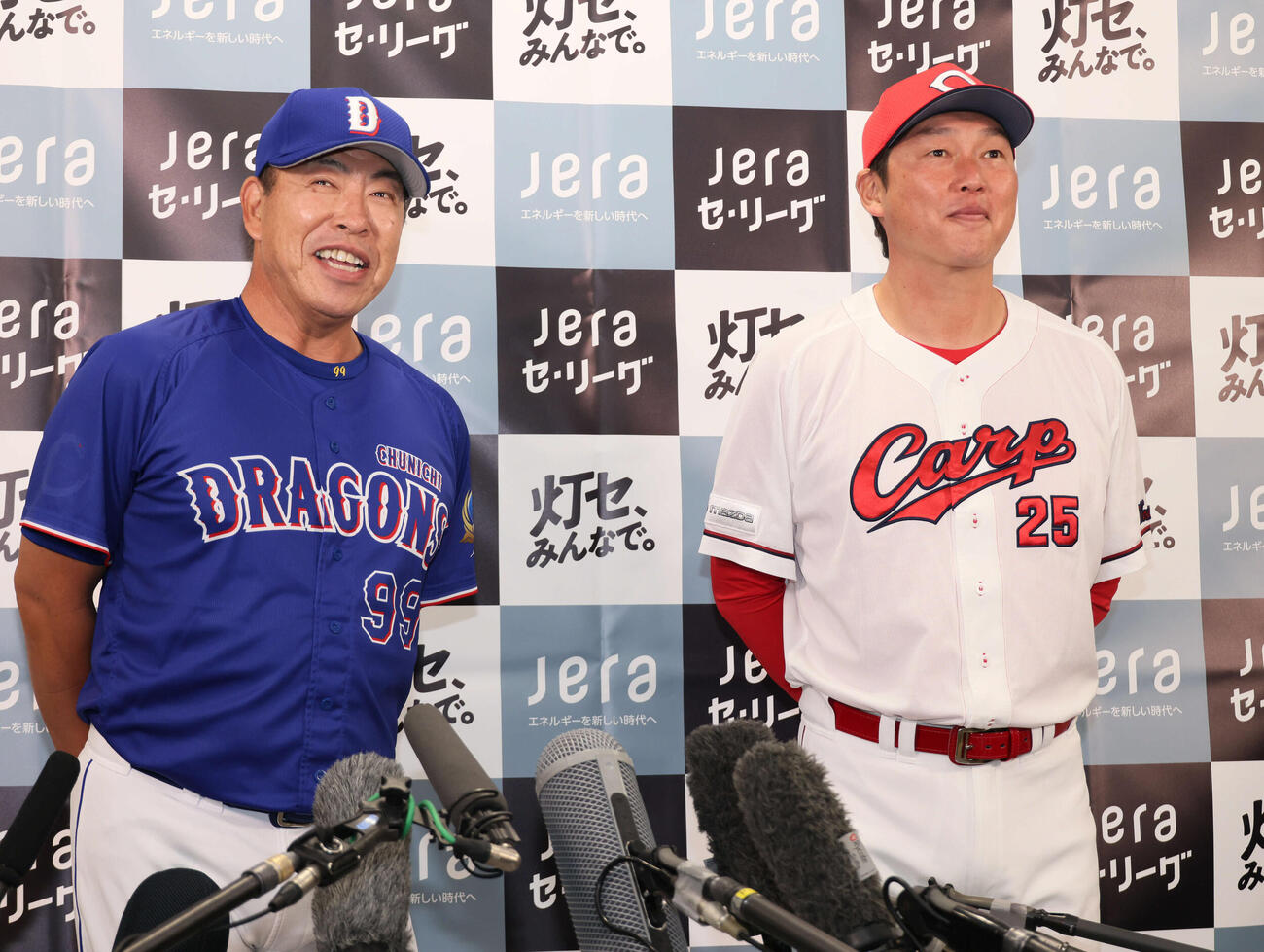 開幕前日共同記者会見で、中日井上監督（左）は広島新井監督を笑わそうとする（撮影・加藤孝規）