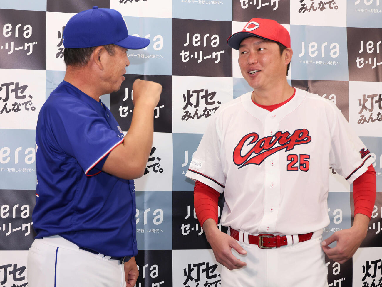 開幕前日共同記者会見で、内緒話をする中日井上監督（左）と広島新井監督（撮影・加藤孝規）