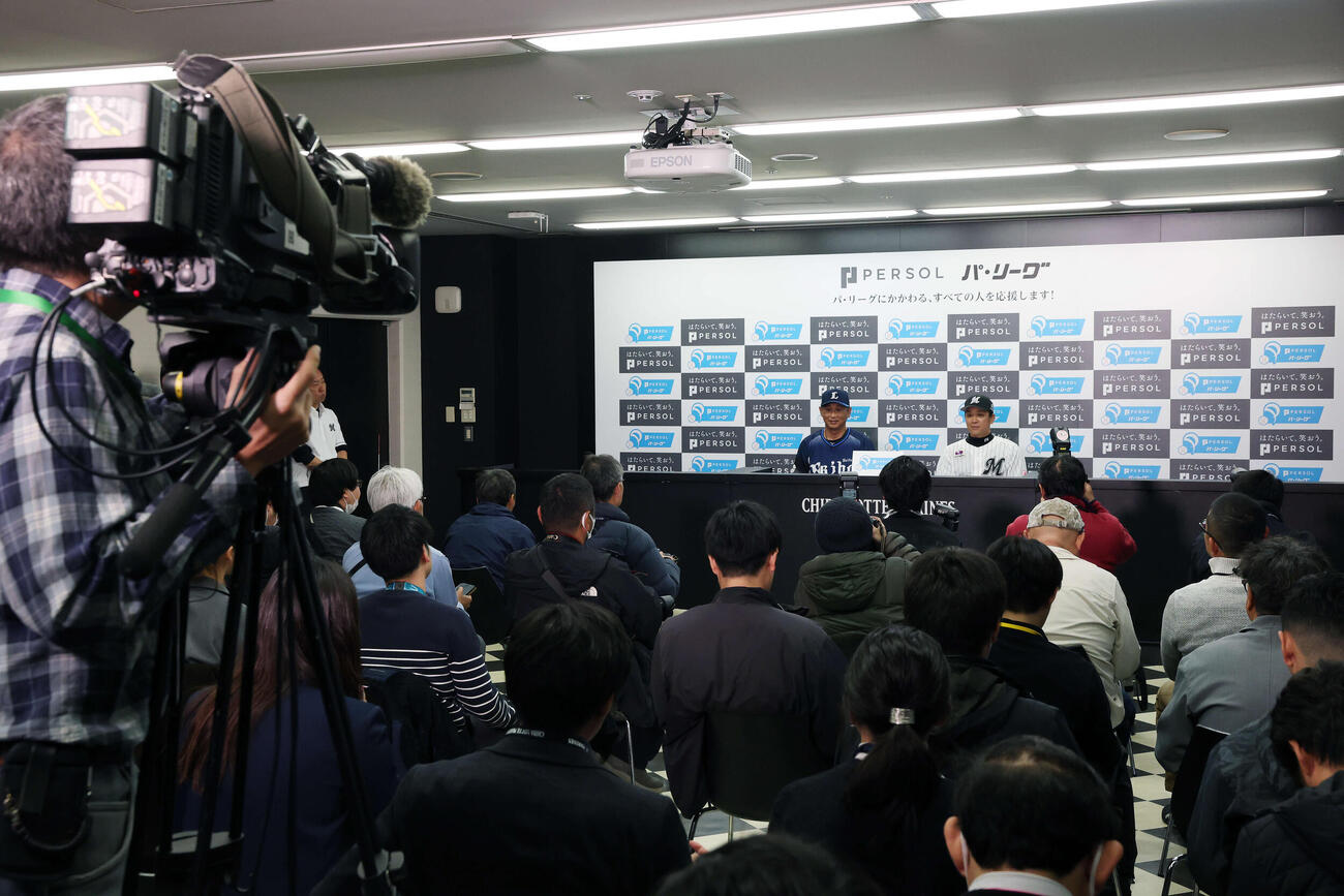 開幕前日記者会見に臨む西武西口監督（左）とロッテのサブロー監督（撮影・宮地輝）