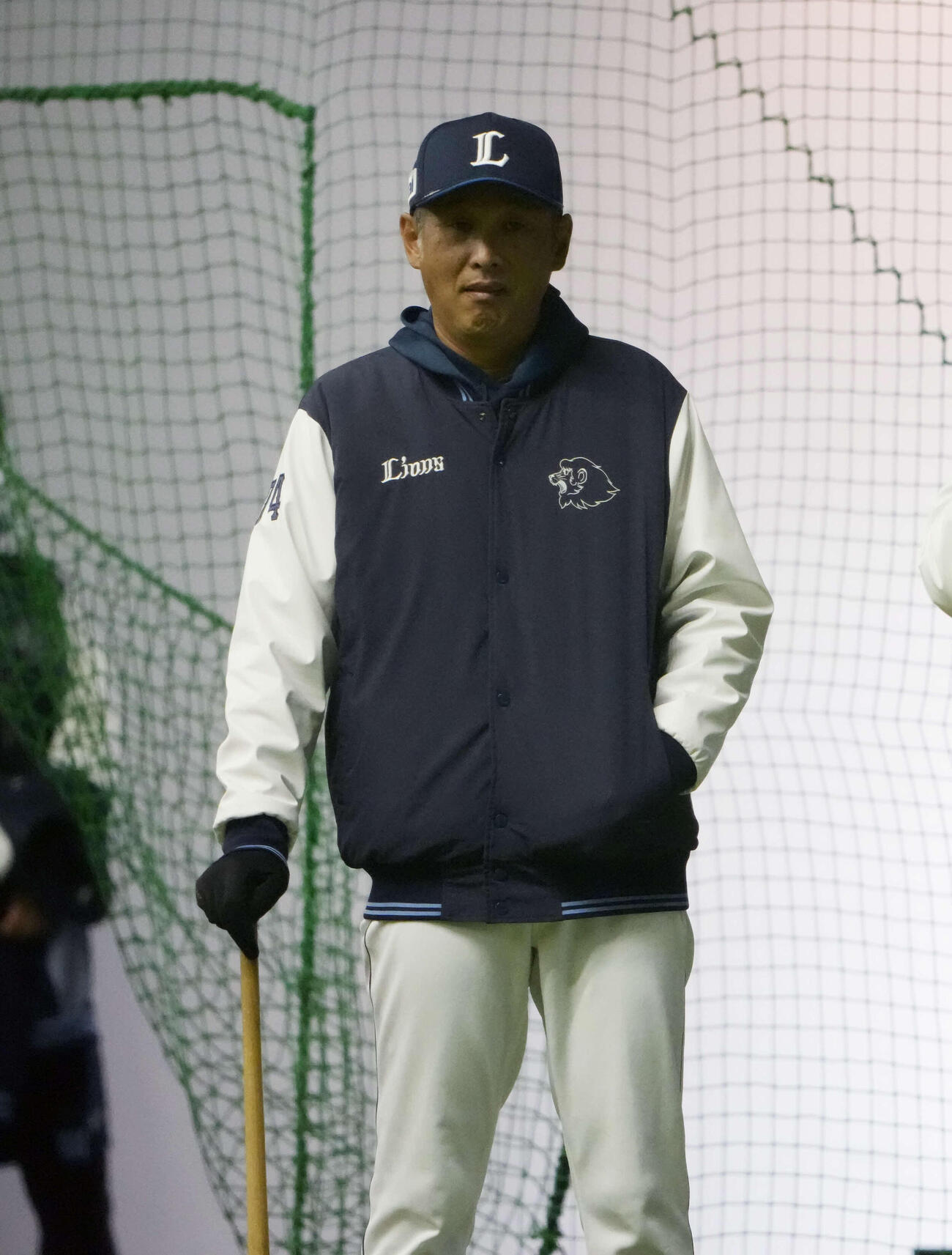 練習を見守る西口監督（撮影・小島史椰）
