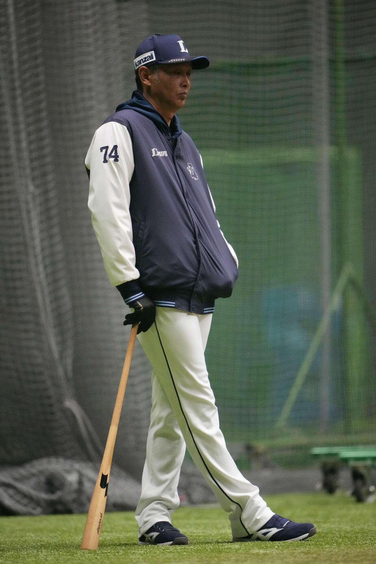練習を見守る西口監督（撮影・小島史椰）