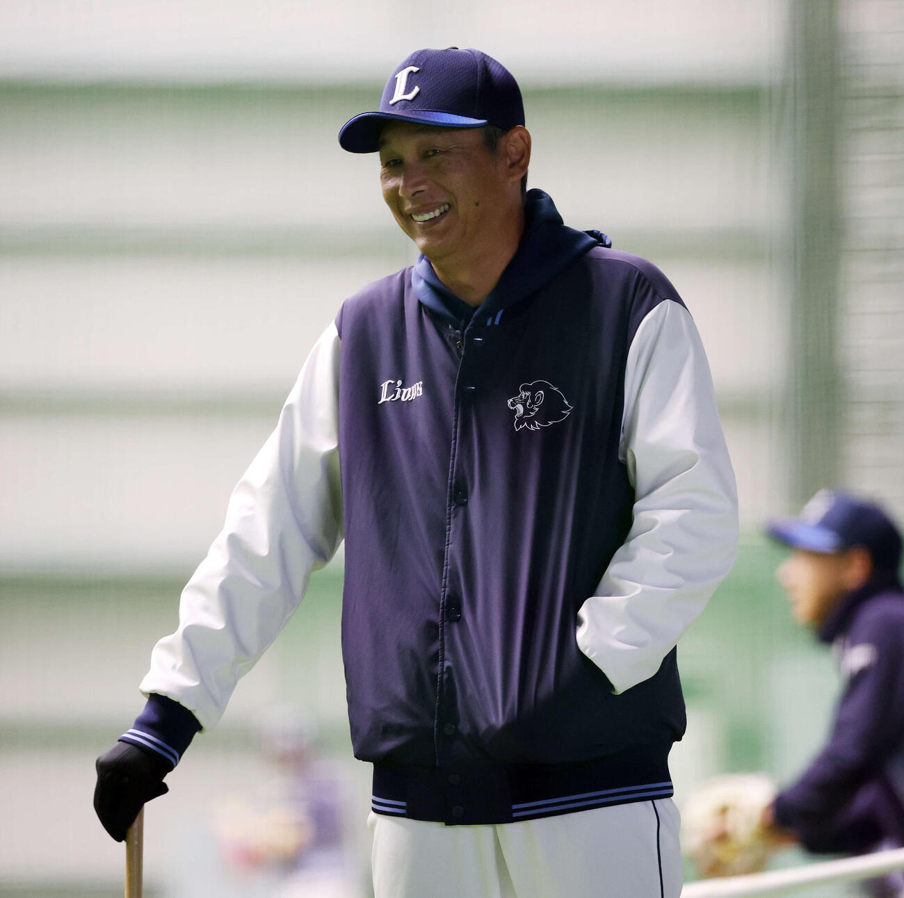 笑顔で室内練習を見守る西武西口監督（撮影・宮地輝）
