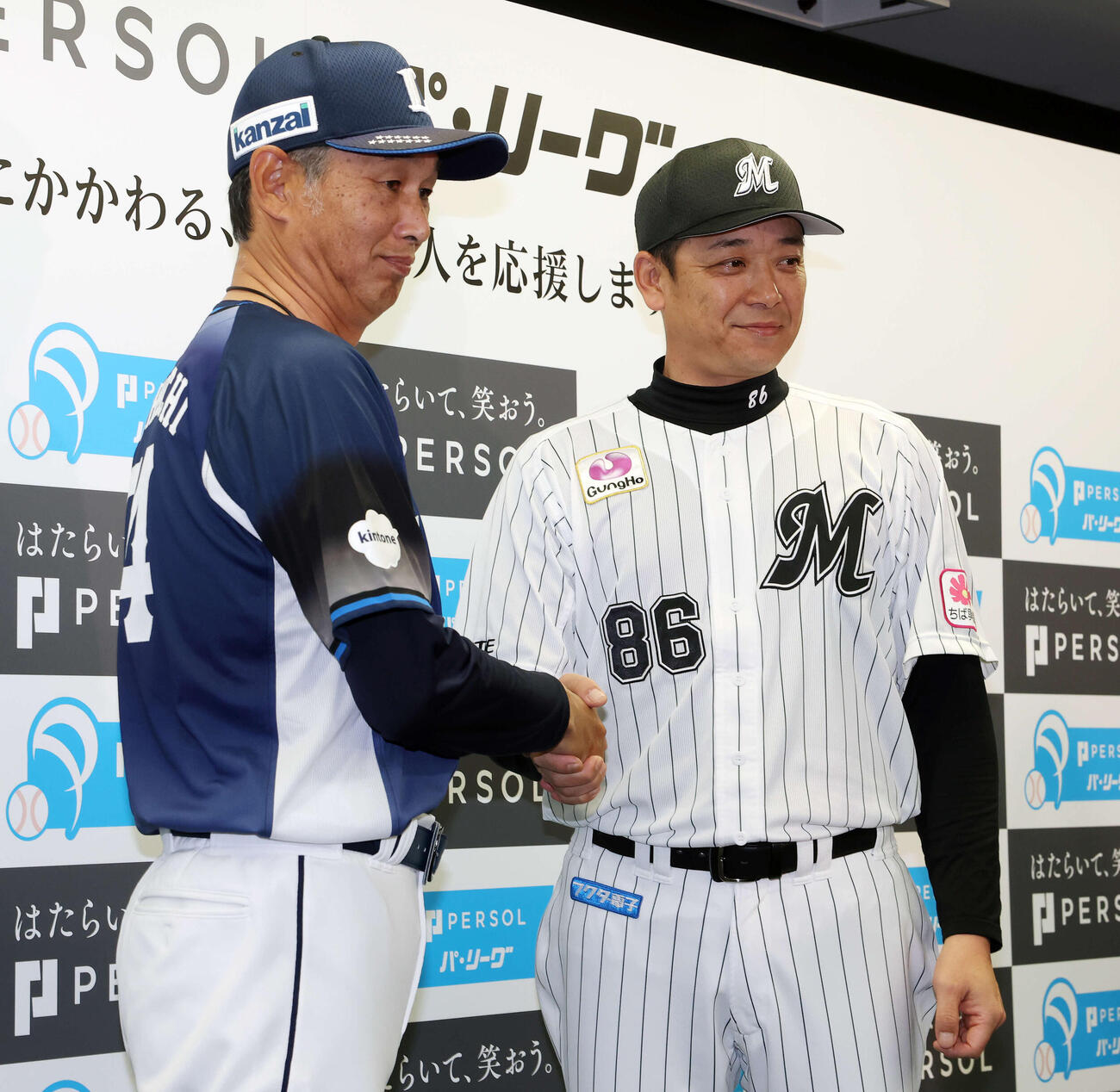 開幕前日記者会見で握手を交わす西武西口監督（左）とロッテのサブロー監督（撮影・宮地輝）