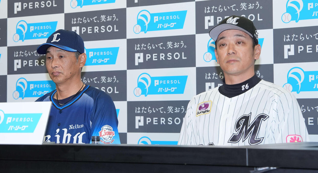 開幕前日記者会見を行い握手する西武西口監督（左）とロッテサブロー監督（撮影・小島史椰）