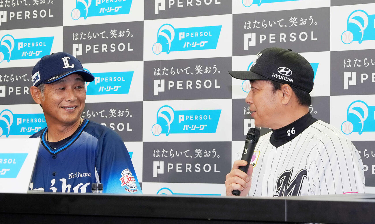 開幕前日記者会見を行い握手する西武西口監督（左）とロッテサブロー監督（撮影・小島史椰）
