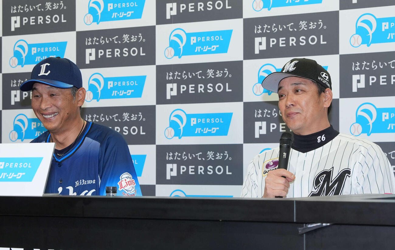 開幕前日記者会見を行い握手する西武西口監督（左）とロッテサブロー監督（撮影・小島史椰）