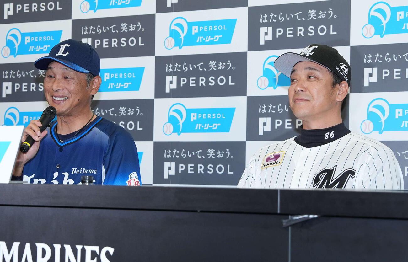 開幕前日記者会見を行い握手する西武西口監督（左）とロッテサブロー監督（撮影・小島史椰）