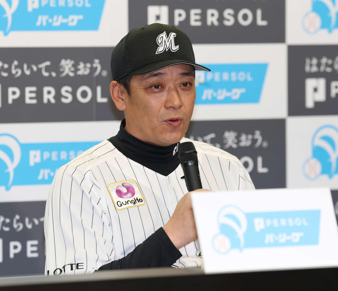 開幕前日記者会見に臨むロッテのサブロー監督（撮影・宮地輝）