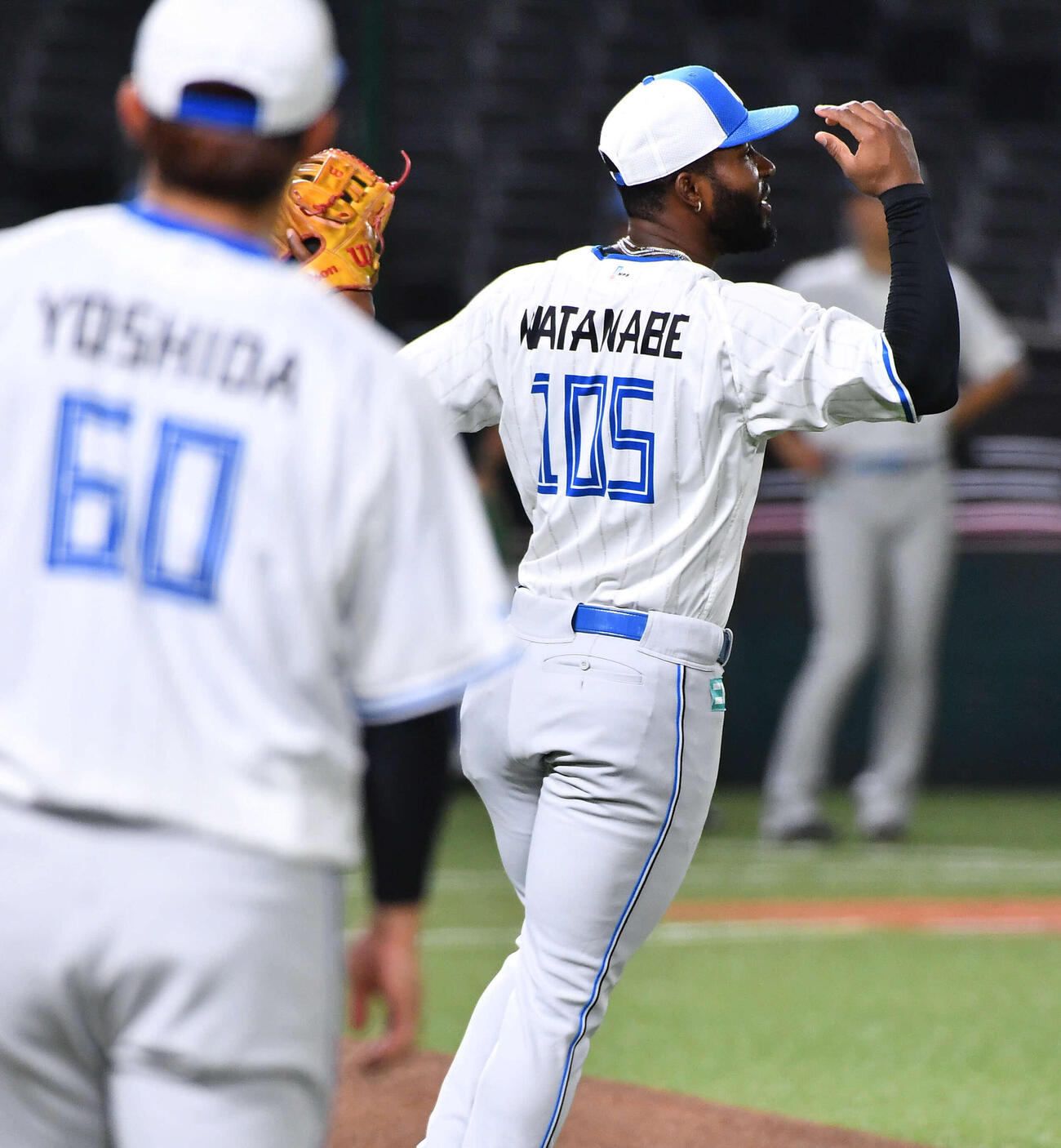 渡部ブルペン捕手のユニホームを借りてシートノックを受ける日本ハムのカストロ（撮影・岩下翔太）