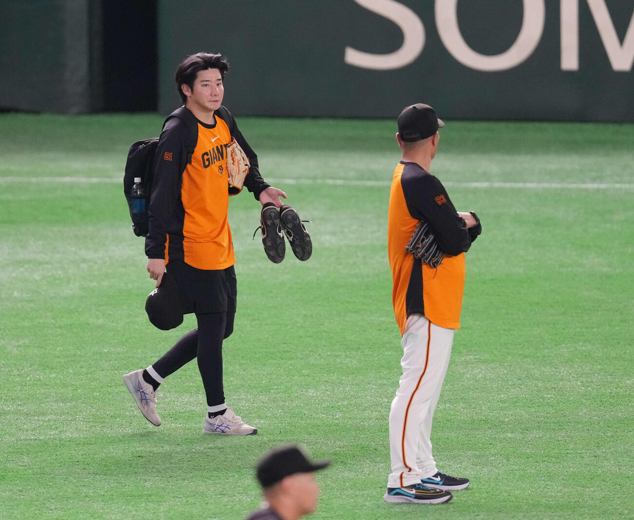 阿部監督（右）にあいさつし引き揚げる巨人竹丸（撮影・増田悦実）
