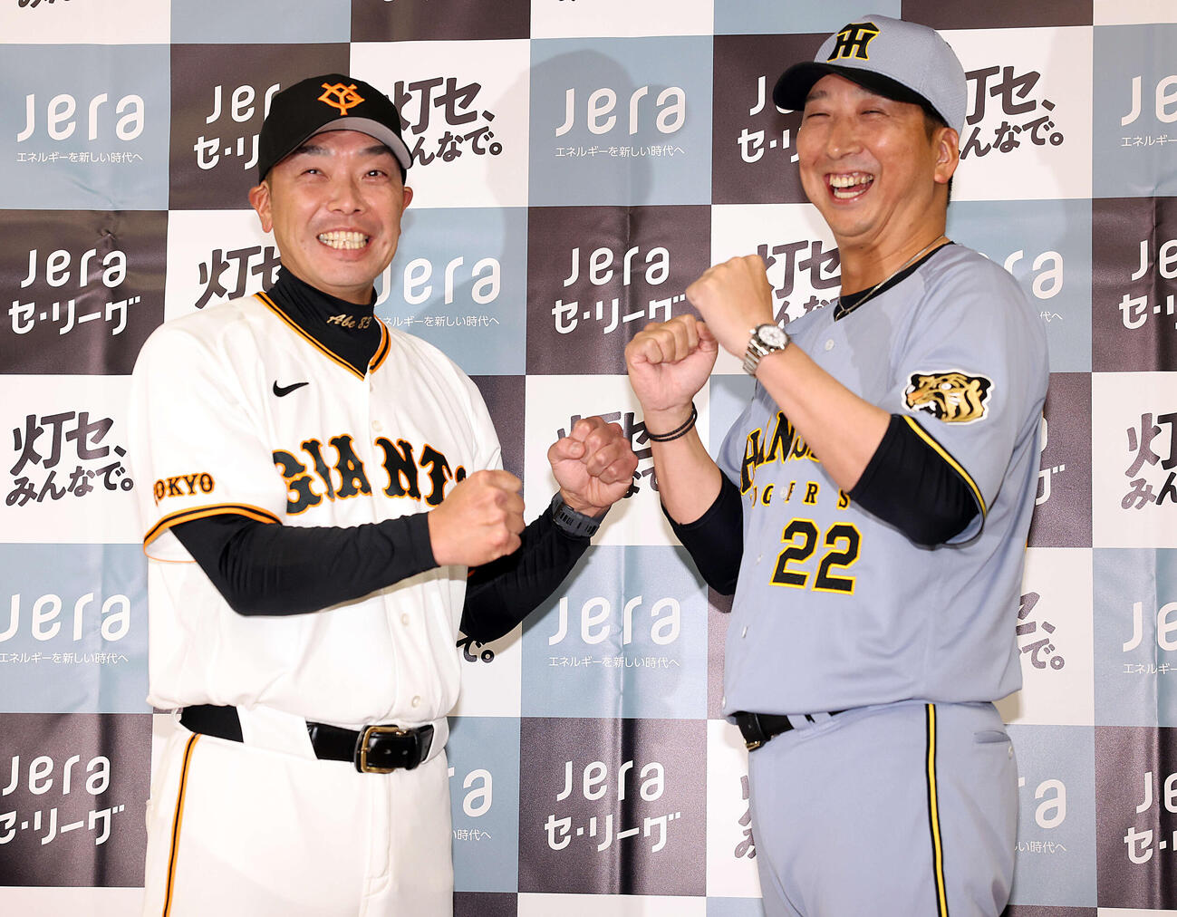 会見でガッツポーズする巨人阿部監督（左）と阪神藤川監督（撮影・浅見桂子）
