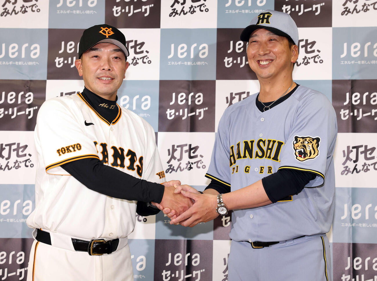 会見で笑顔で握手する巨人阿部監督（左）と阪神藤川監督（撮影・浅見桂子）