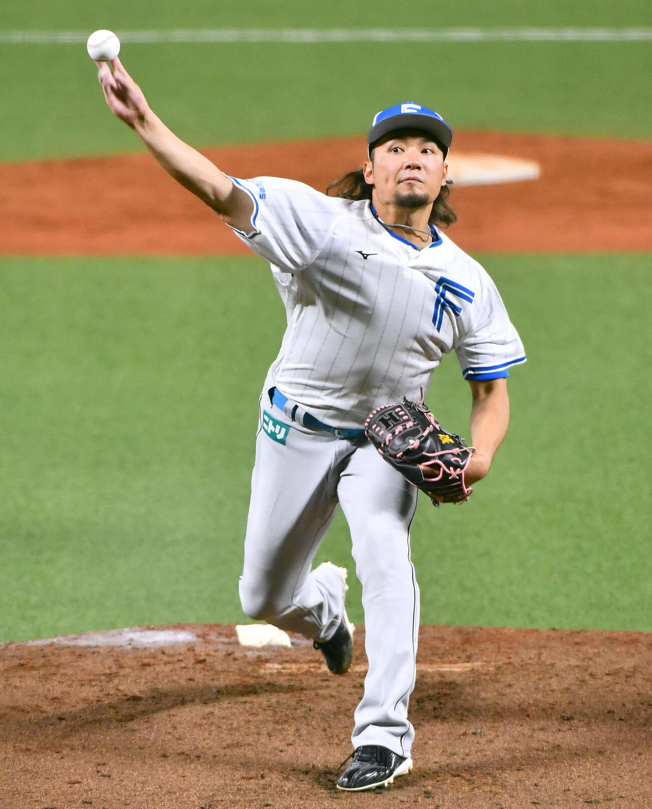 マウンドで投球練習を行う日本ハム伊藤（撮影・岩下翔太）