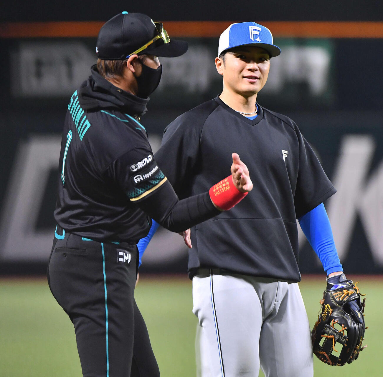 新庄監督（左）と話す日本ハム郡司（撮影・岩下翔太）