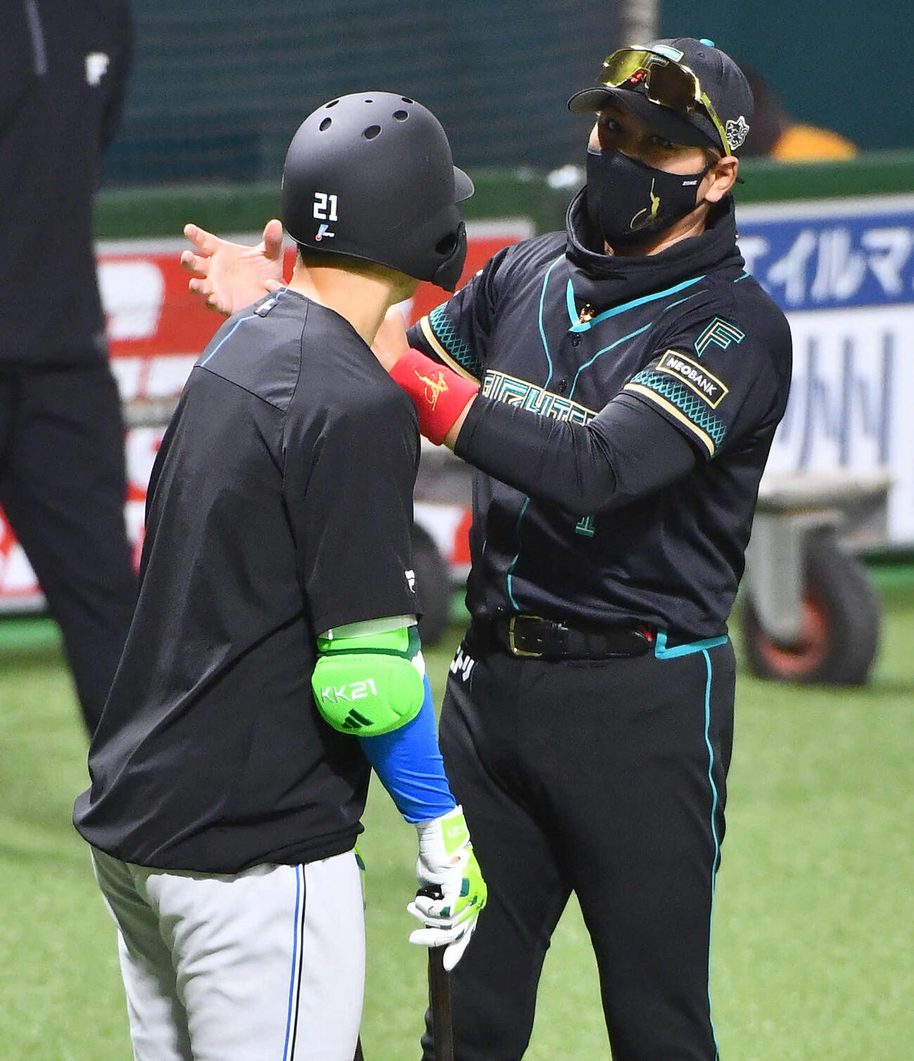 清宮幸（左）と話す日本ハム新庄監督（撮影・岩下翔太）