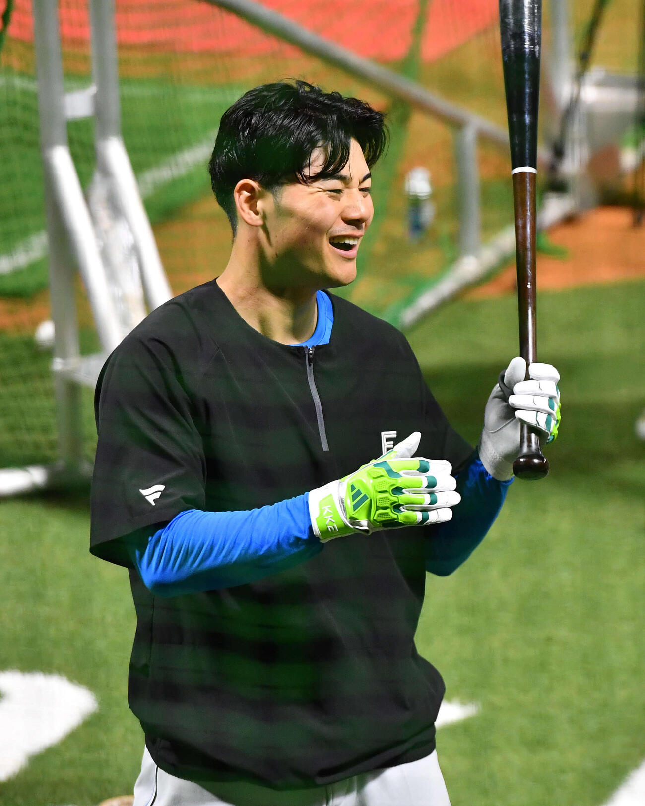 打撃練習中に笑顔を見せる日本ハム清宮幸（撮影・岩下翔太）