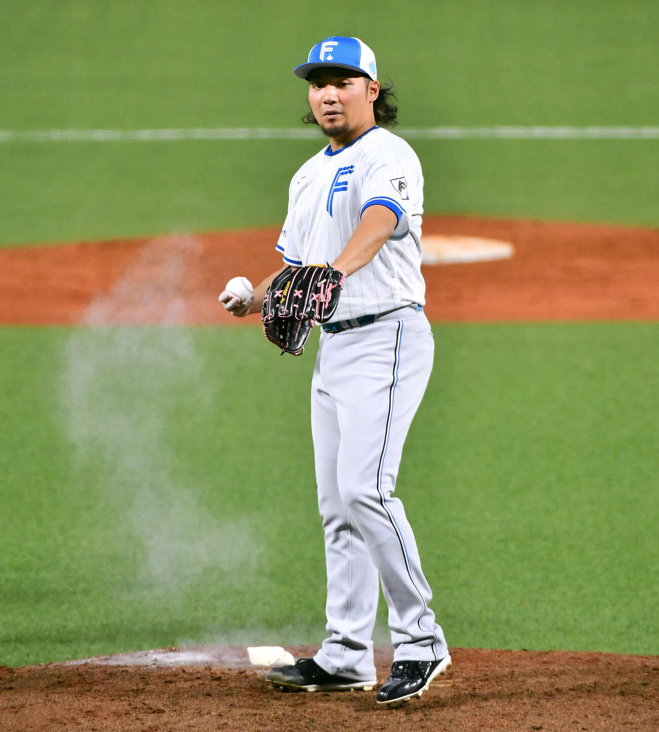 マウンドで投球練習を行う日本ハム伊藤（撮影・岩下翔太）
