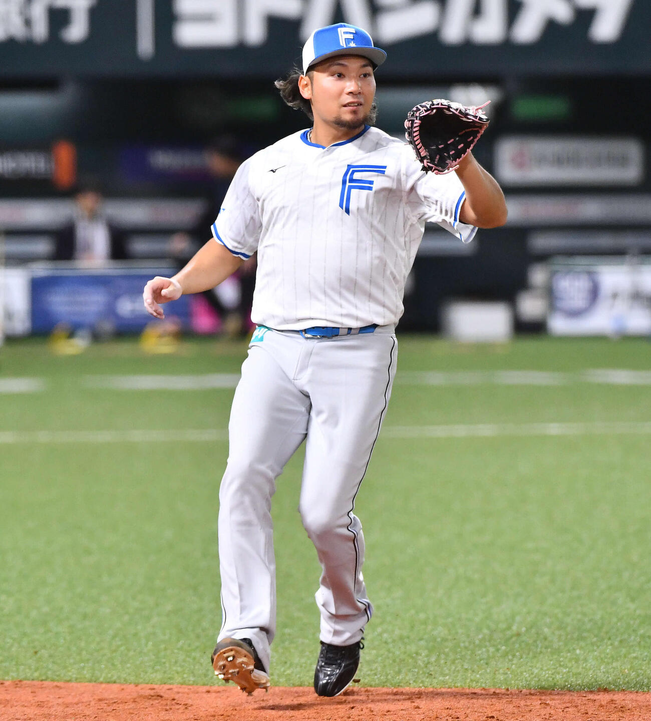 投内連係を行う日本ハム伊藤（撮影・岩下翔太）