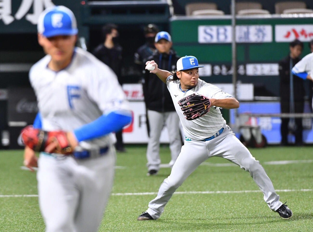 投内連係を行う日本ハム伊藤（撮影・岩下翔太）