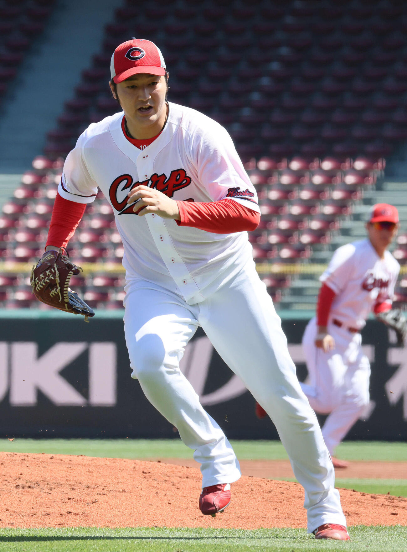 投内連係の練習をする広島床田（撮影・加藤孝規）