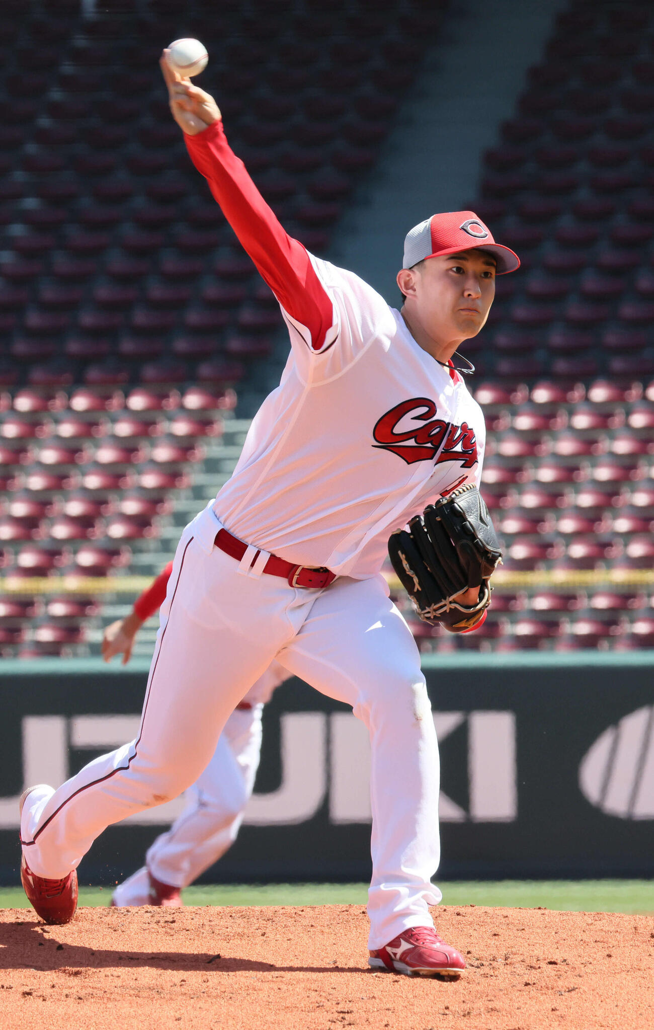 投内連係の練習をする広島斉藤汰（撮影・加藤孝規）