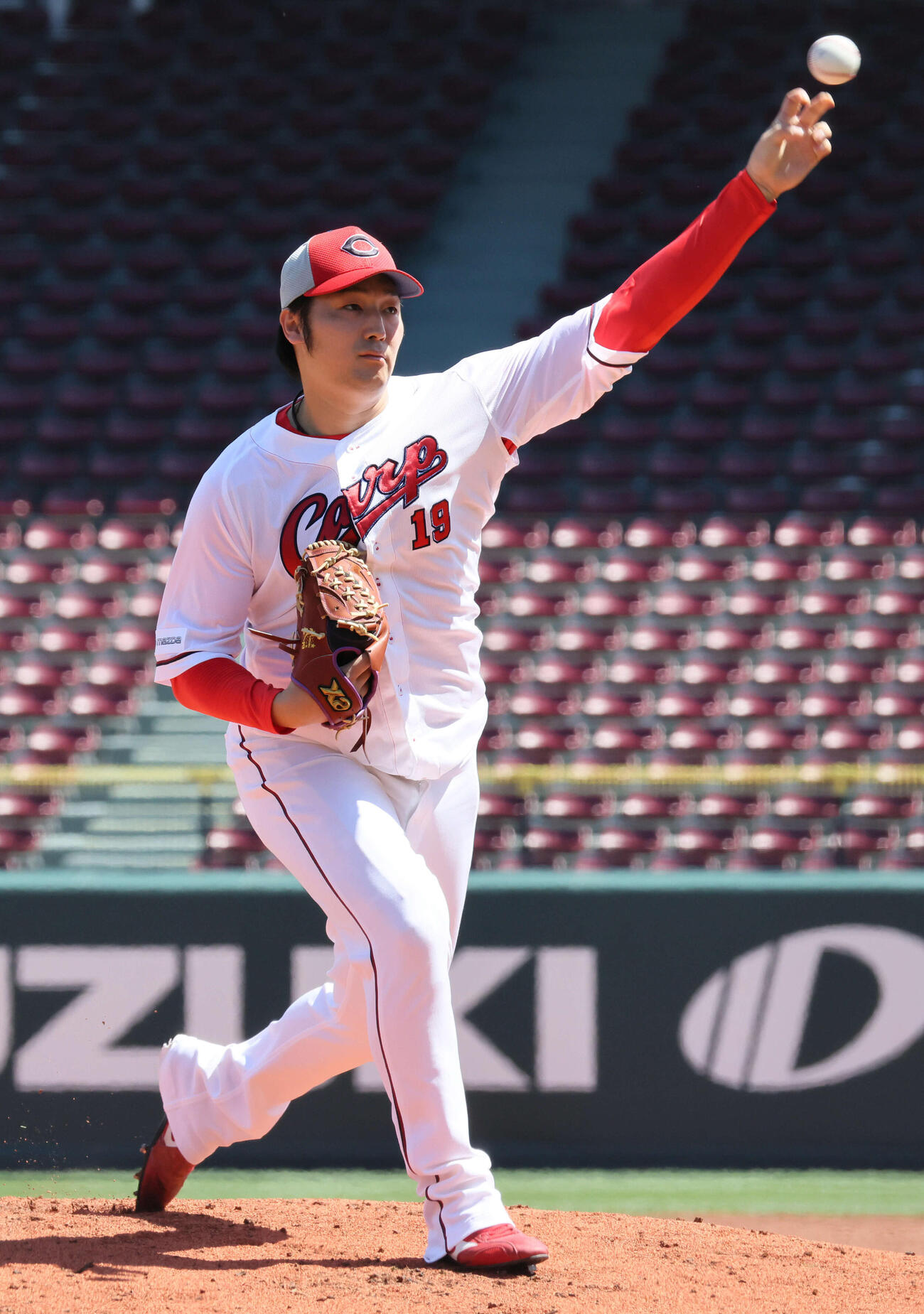 投内連係の練習をする広島床田（撮影・加藤孝規）