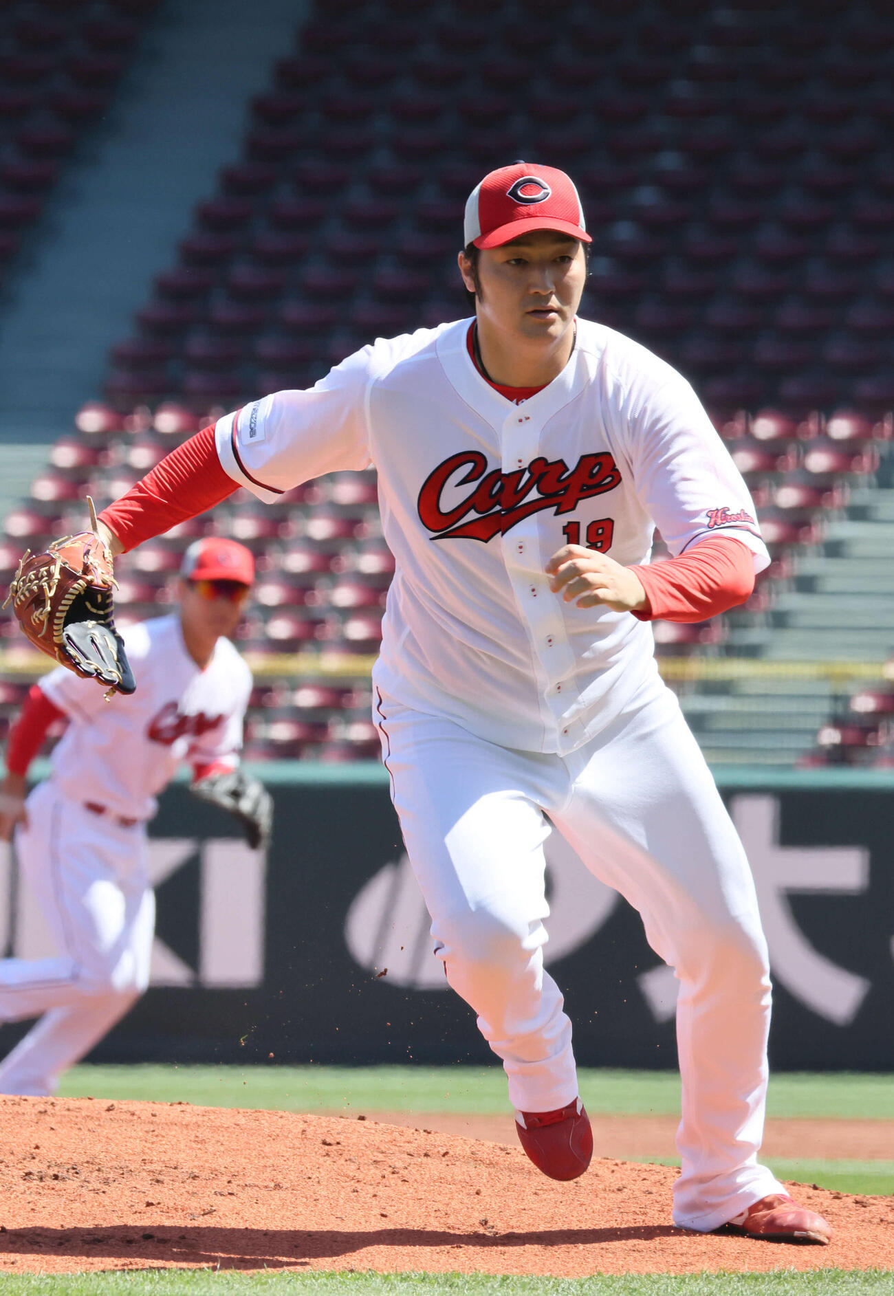 投内連係の練習をする広島床田（撮影・加藤孝規）