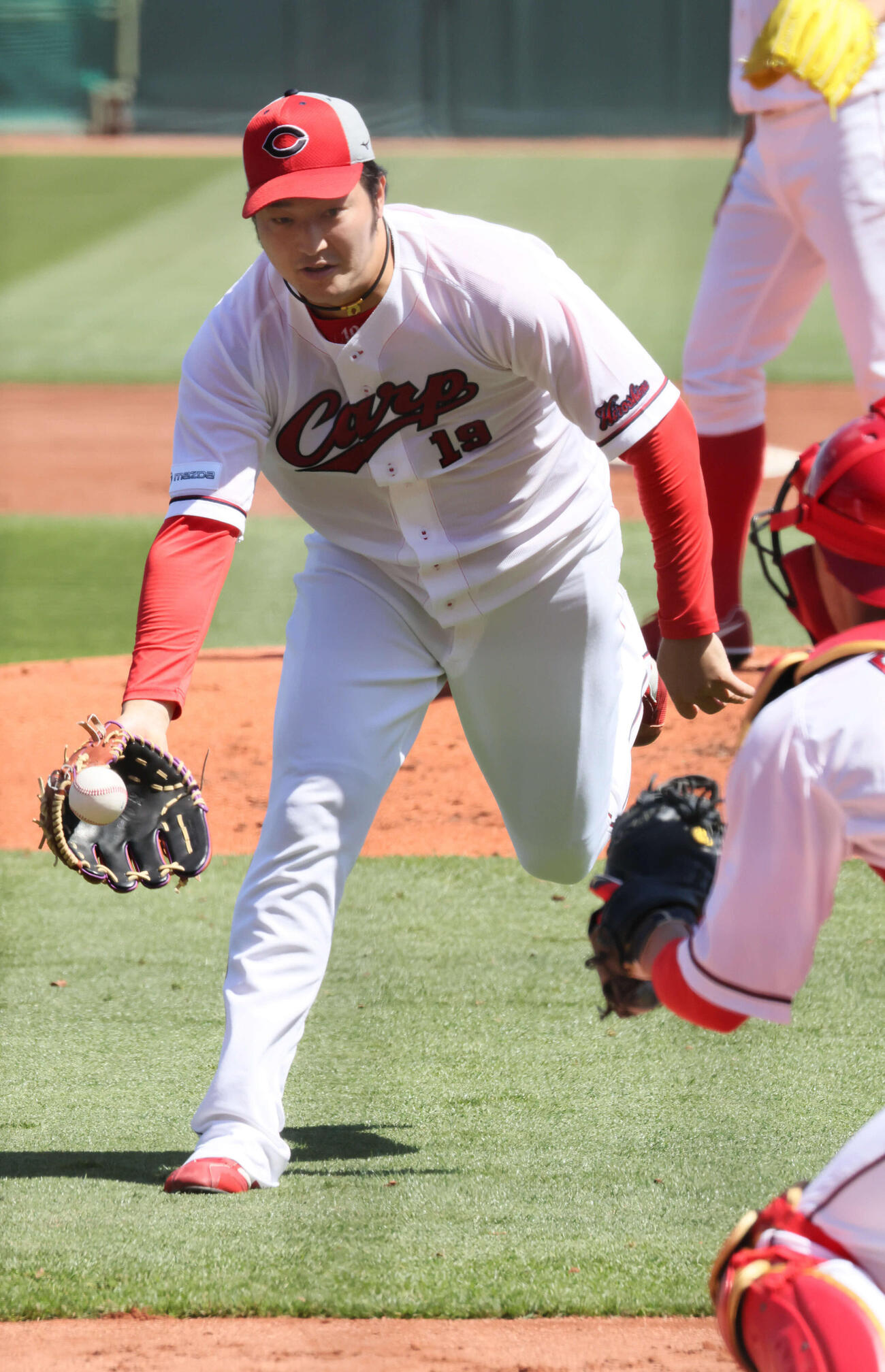 投内連係の練習をする広島床田（撮影・加藤孝規）