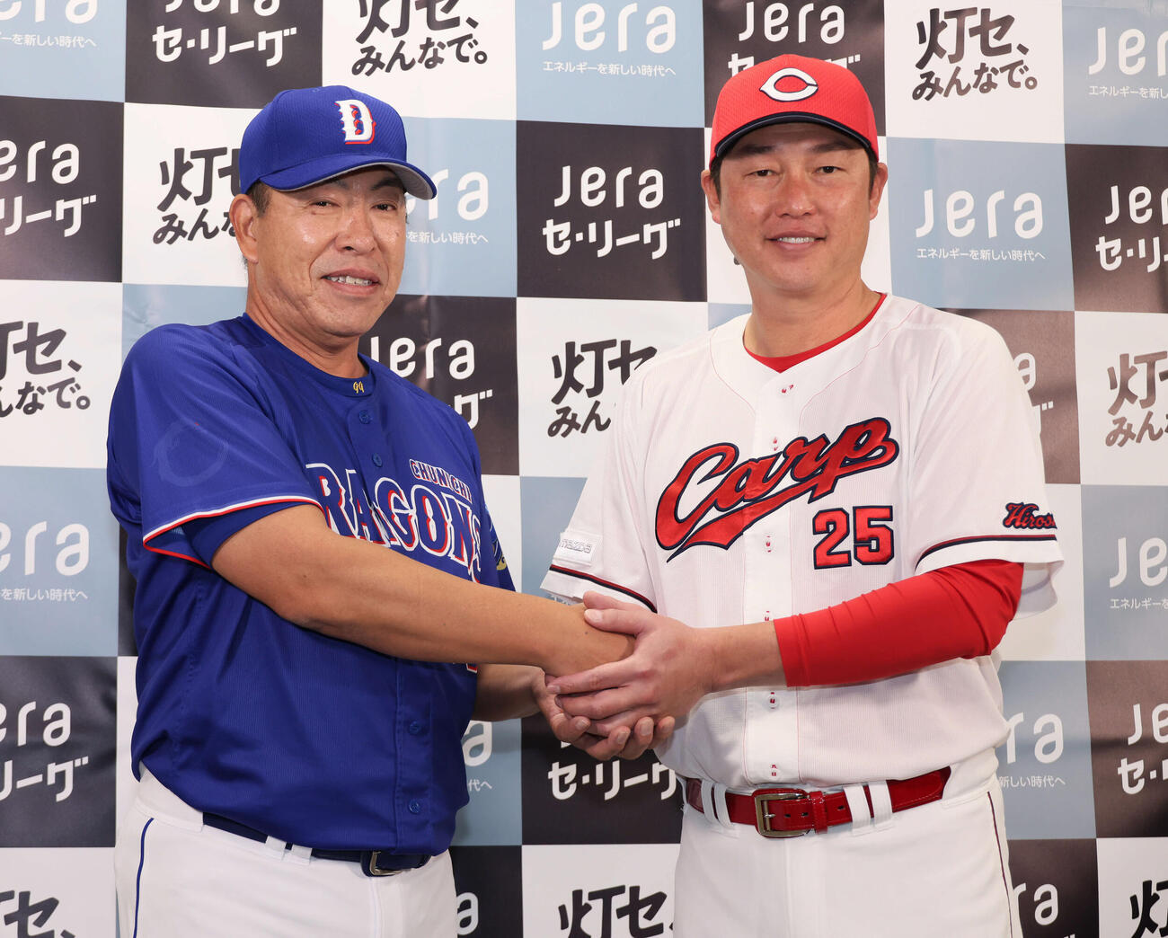 開幕前日共同記者会見で、握手する中日井上監督（左）と広島新井監督（撮影・加藤孝規）