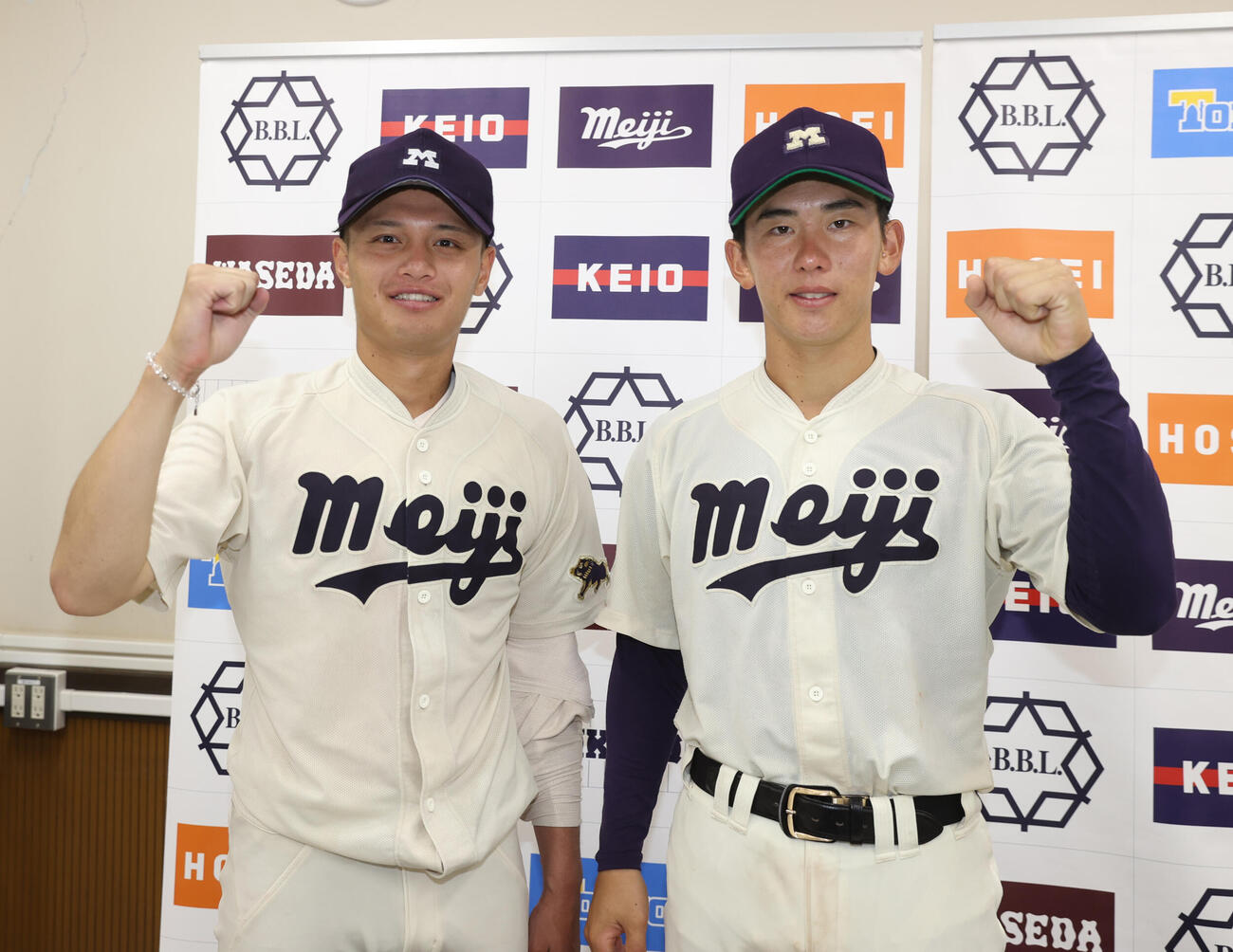 25年9月、東大に勝利し、明大・毛利（左）は小島捕手とガッツポーズする